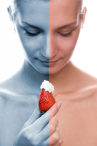 Kırmızı sulu çilek (yarı tonlu güzel genç çıplak kızla — Stok fotoğraf