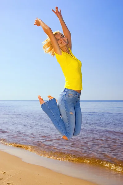 Menina pulando na praia — Fotografia de Stock