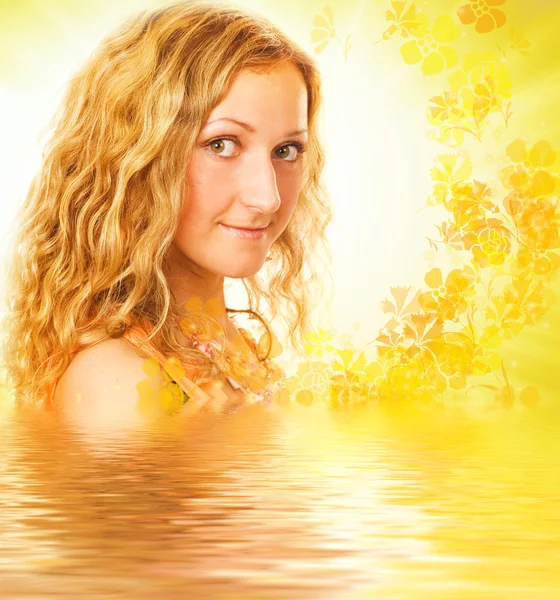 Ung flicka med curl håret i återgivna vatten — Stockfoto