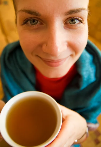 Close-up retrato de menina engraçada com uma xícara de chá — Fotografia de Stock