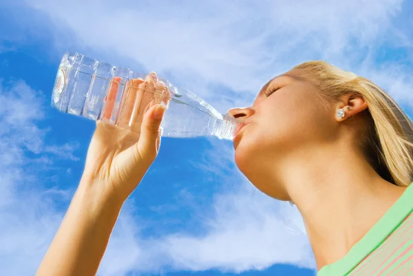 Bella ragazza che beve acqua — Foto Stock