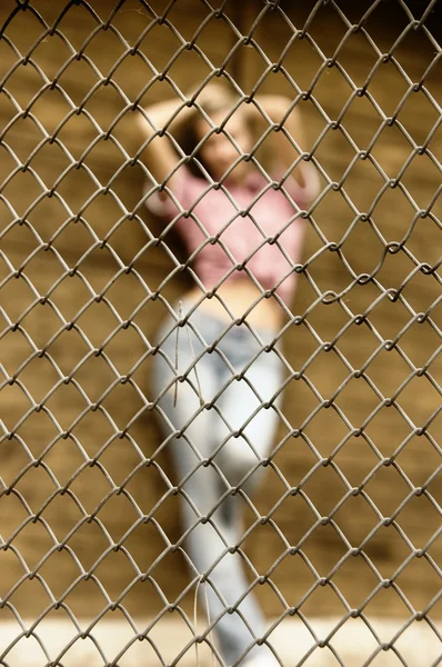 Prisionero sexy detrás de valla de metal — Foto de Stock