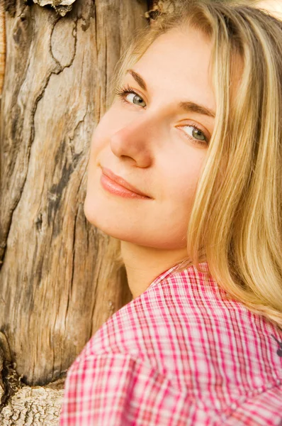Schöne blonde Mädchen im Wald — Stockfoto