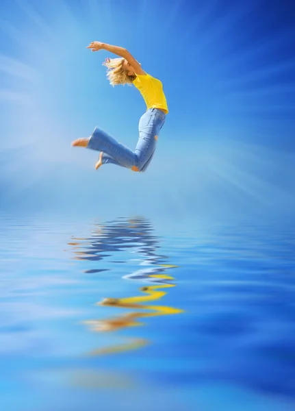 Vacker kvinna hoppa över vattnet — Stockfoto