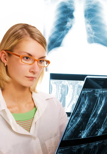 Unga läkare tittar på röntgenbilder — Stockfoto