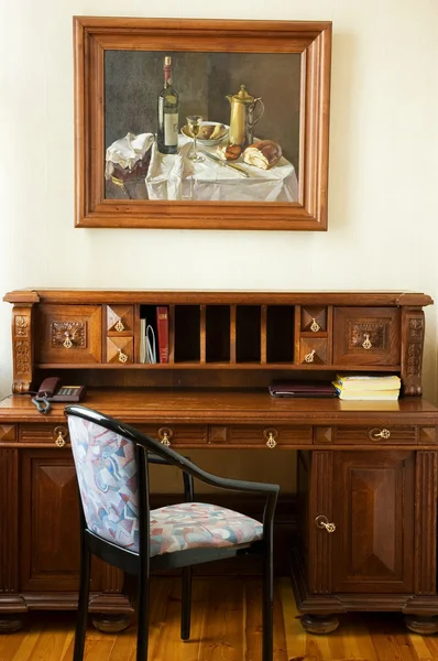 Armário de luxo com uma pintura na parede — Fotografia de Stock