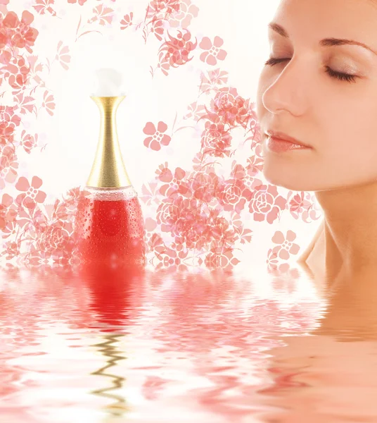 Piękna dziewczyna twarz i perfumy ampułki w renderowanym wody — Zdjęcie stockowe