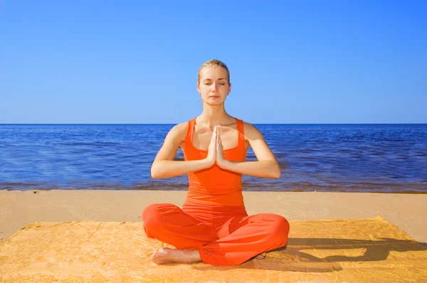 Piękna dziewczyna medytuje na plaży — Zdjęcie stockowe