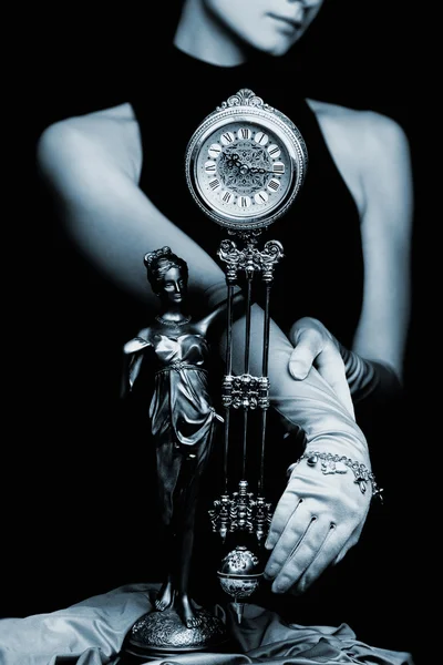 Chica con un reloj (tonificado en azul ) — Foto de Stock