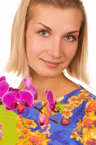 Blond tjej med lila orkidé — Stockfoto