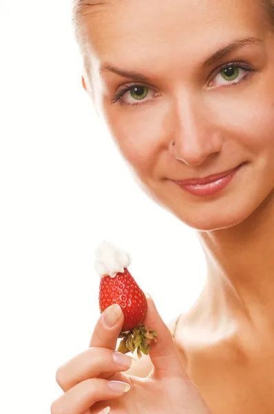 Belle fille avec une fraise — Photo