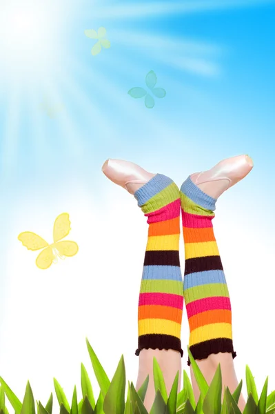 Pernas de menina em polainas coloridas — Fotografia de Stock