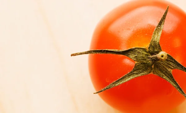 木制板上新鲜番茄 — 图库照片