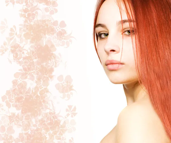 Kızıl saçlı güzel bir kız. — Stok fotoğraf