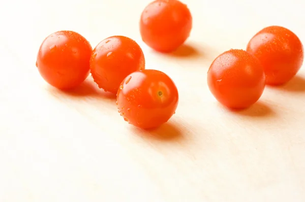 Tomates frescos en plato de madera — Foto de Stock