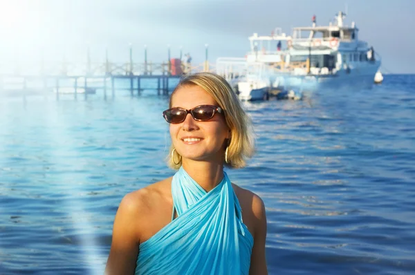 Mulher bonita em óculos de sol na praia — Fotografia de Stock