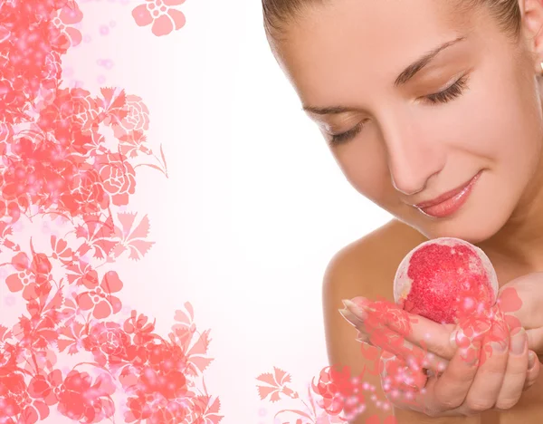 Gyönyörű lány, egy aroma bath ball — Stock Fotó