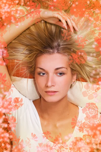 Meisje met natuurlijke blond haar liying op de verdieping — Stockfoto