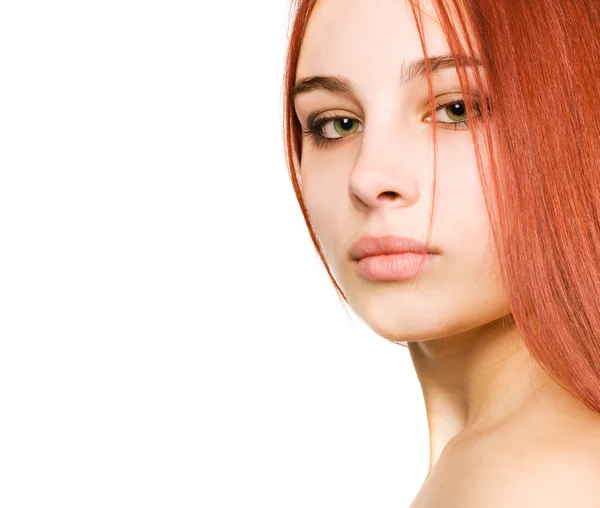 Сексуальная девушка с зелеными глазами и рыжими волосами — стоковое фото