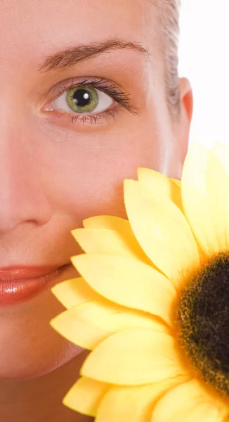 Девушка с зелеными глазами и подсолнухом — стоковое фото