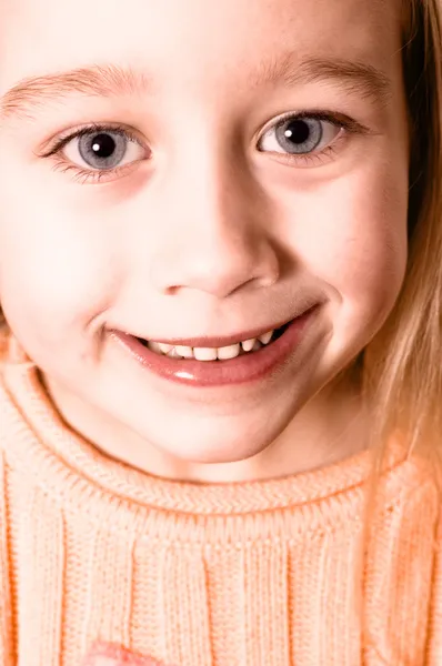 Κοντινό πλάνο πορτρέτο ενός μικρού κοριτσιού — Φωτογραφία Αρχείου