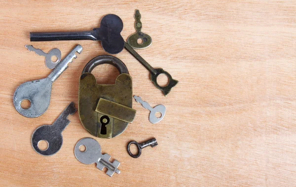 Old padlock and keys on wood — Stock Photo, Image
