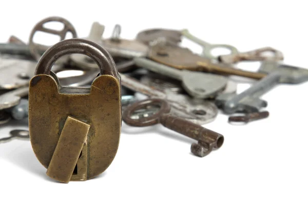 Antiguo candado y un montón de llaves aisladas — Foto de Stock