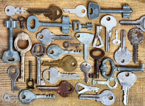 Ahşap arkaplanda eski anahtarlar — Stok fotoğraf