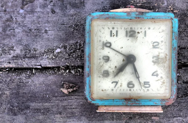 Eski ahşap tahta üzerinde alarm — Stok fotoğraf