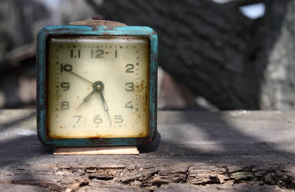 Retro alarm op een houten bord — Stockfoto