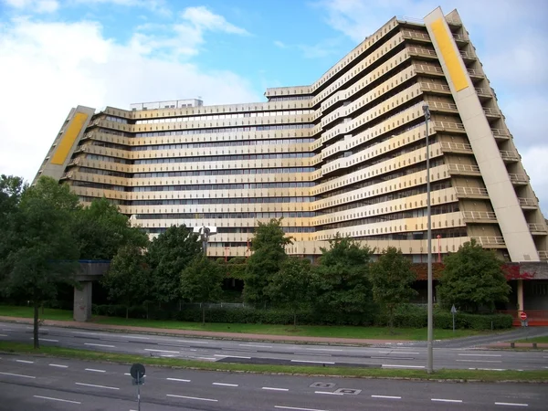 Edificio de oficinas en el distrito de negocios de la ciudad — Foto de Stock