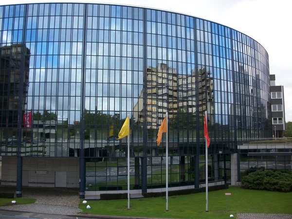 Şehrin iş bölgesinde ofis binası — Stok fotoğraf