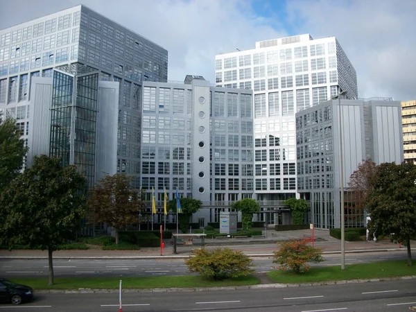 Edificio de oficinas en el distrito de negocios de la ciudad —  Fotos de Stock