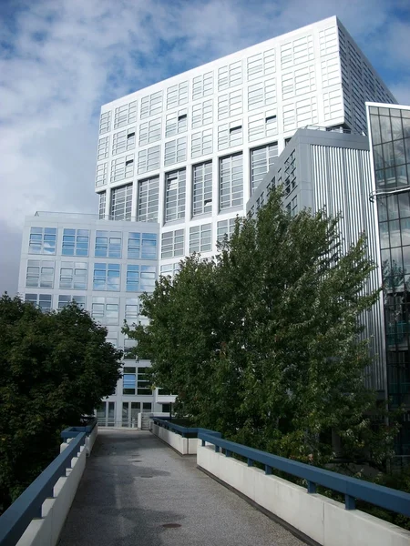 Immeuble de bureaux dans le quartier des affaires de la ville — Photo