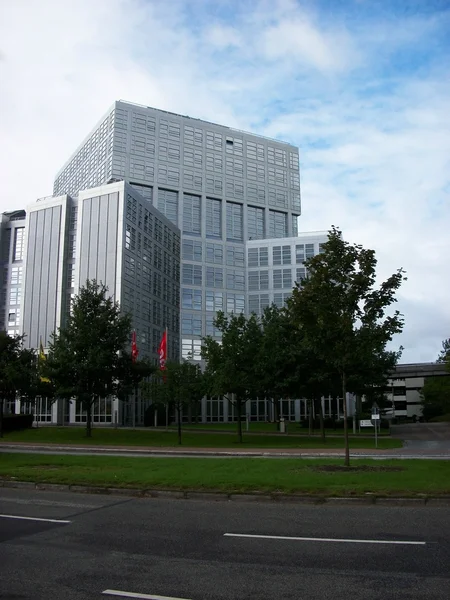 Kontorsbyggnad i affärsdistrikt i staden — Stockfoto