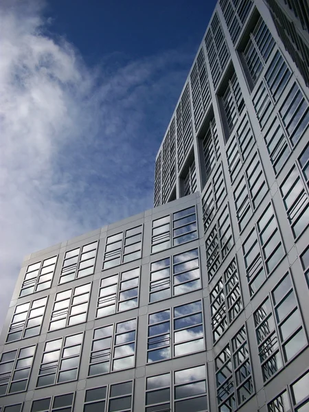 Edificio de oficinas en el distrito de negocios de la ciudad — Foto de Stock