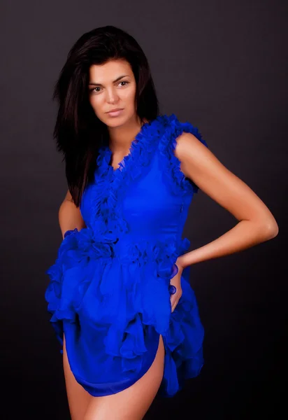 Vrouw draagt blauwe jurk — Stockfoto