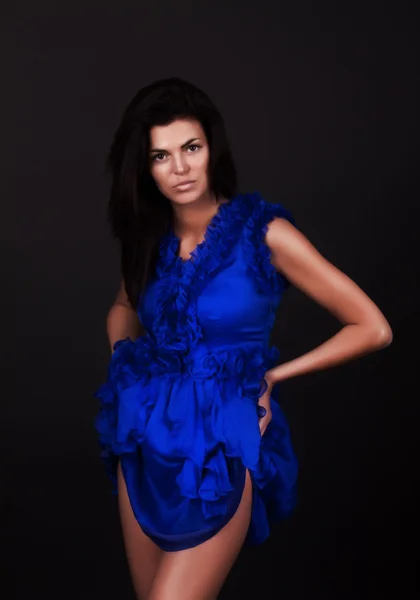 Leuk meisje draagt blauwe jurk — Stockfoto