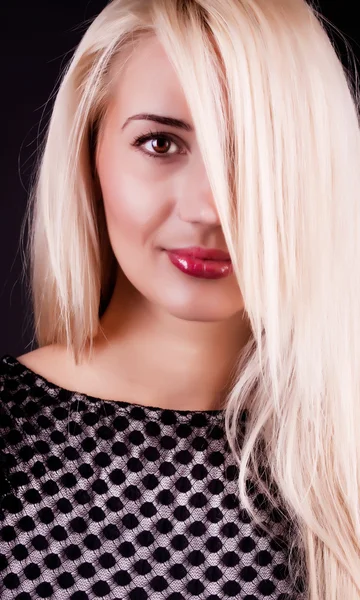 Porträt einer Blondine mit roten Lippen — Stockfoto