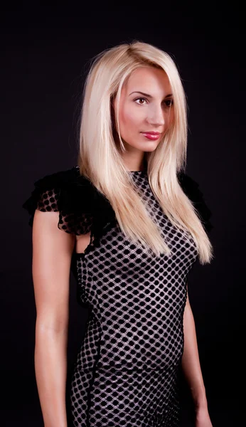 Blondine auf schwarzem Hintergrund — Stockfoto