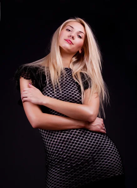 Selbstbewusste Blondine posiert — Stockfoto