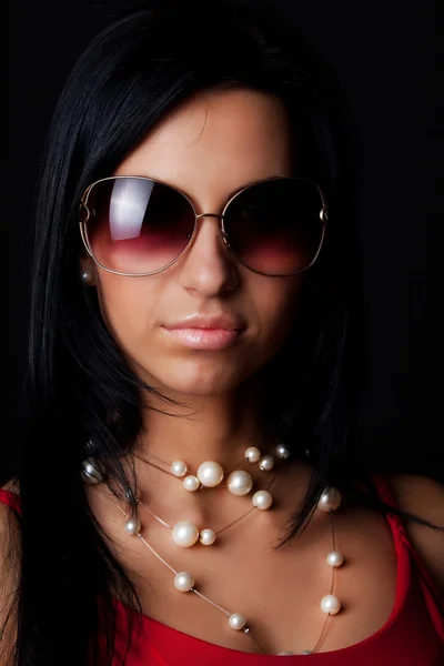 Сексуальна модель в сонцезахисних окулярах — стокове фото