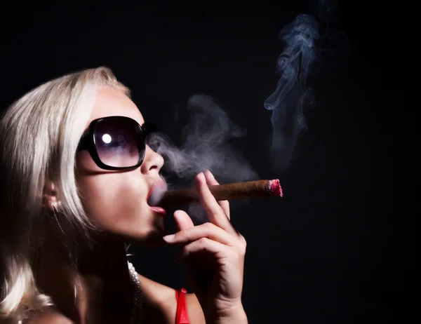 Блондинка курит сигарету — стоковое фото