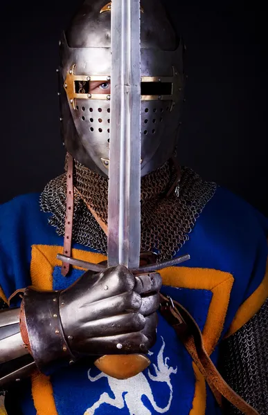 Nobre cavaleiro com espada — Fotografia de Stock