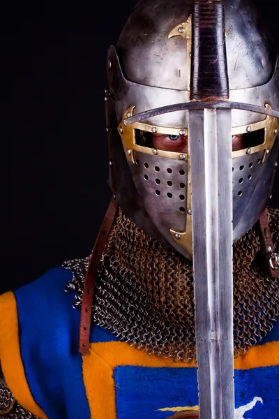 Cavaleiro segurando espada — Fotografia de Stock