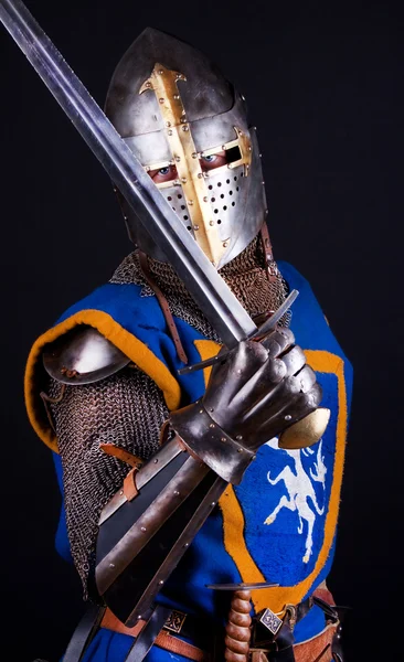 Cavaleiro posando com espada — Fotografia de Stock