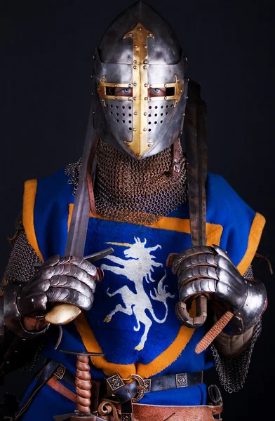 Knight sostiene dos espadas —  Fotos de Stock