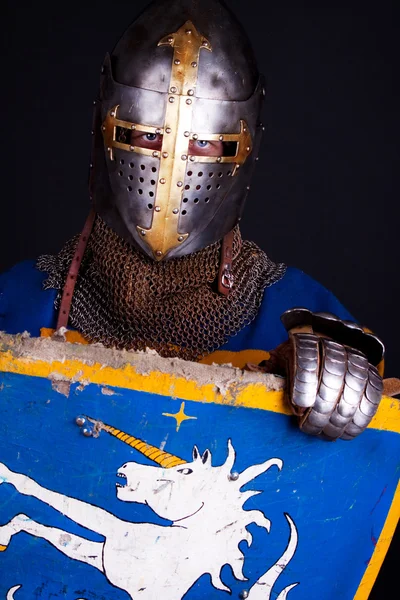Kalkanın arkasında saklanıyor knight — Stok fotoğraf