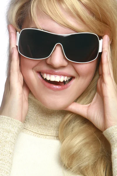 Молода модна дівчина в сонцезахисних окулярах — стокове фото