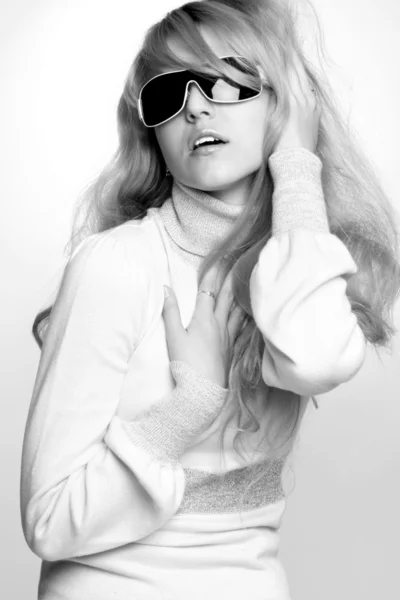 짙은 선글라스와 아름 다운 여자 — 스톡 사진